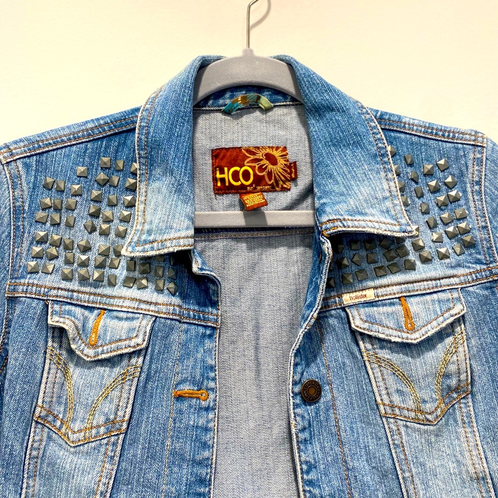 Jean Jacket with silver details on the shoulders.
